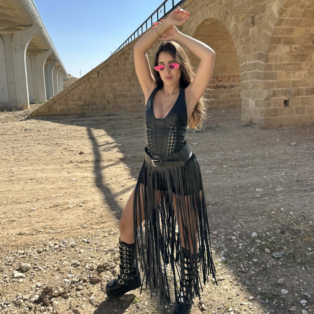חצאית פרנזים דמוי עור דגם "Blackout Chic"