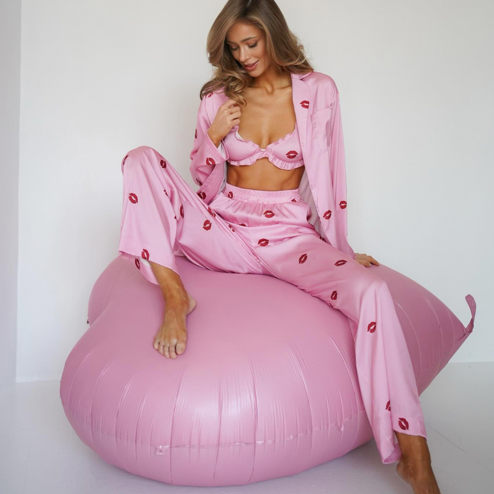 פיג'מת סאטן ורודה דגם "Sweet Lips"