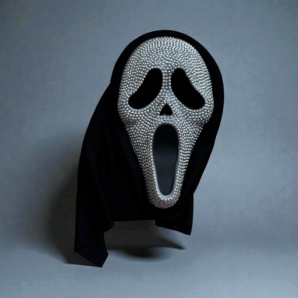 מסכת הצעקה משובצת